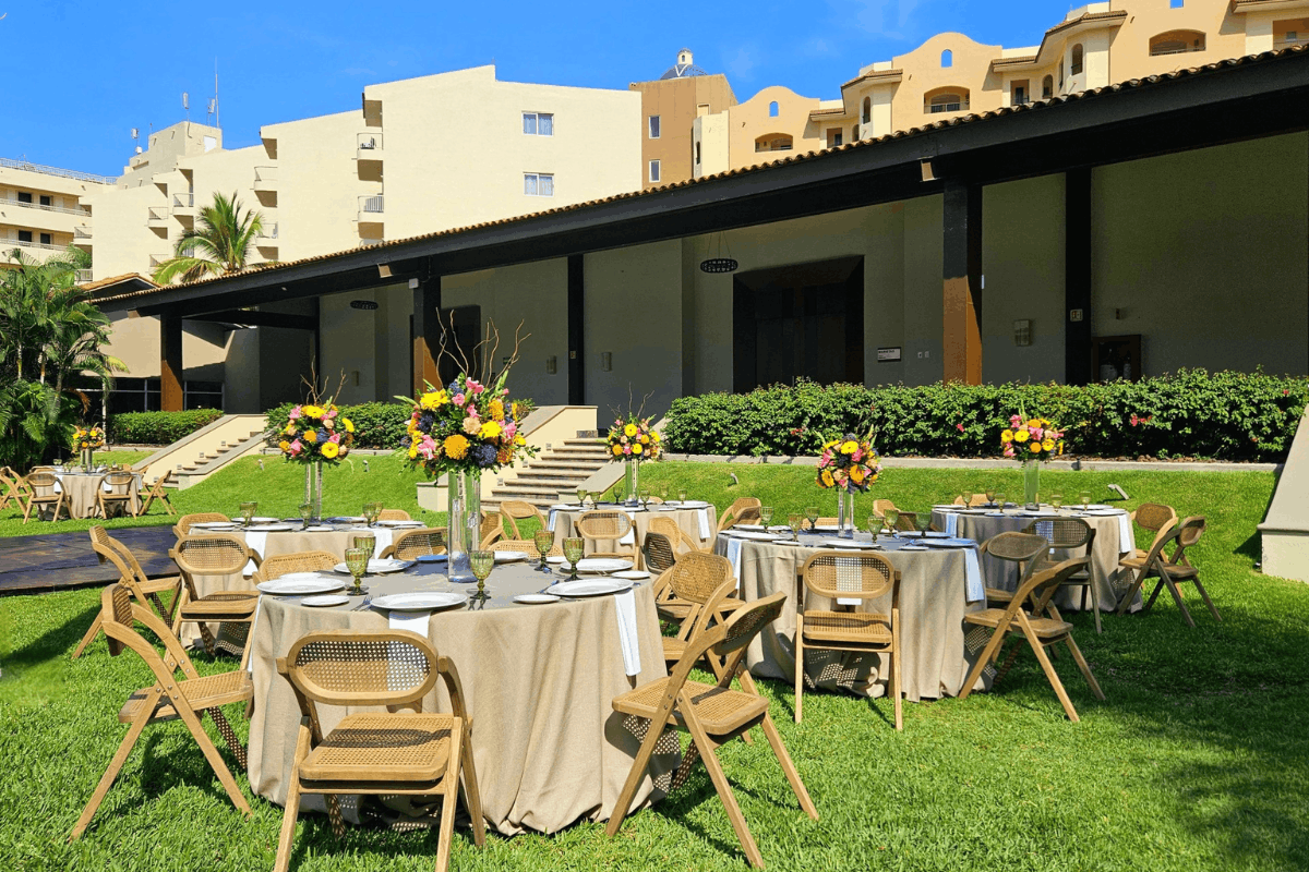 Recepción de boda en jardín en Krystal Grand Nuevo Vallarta.